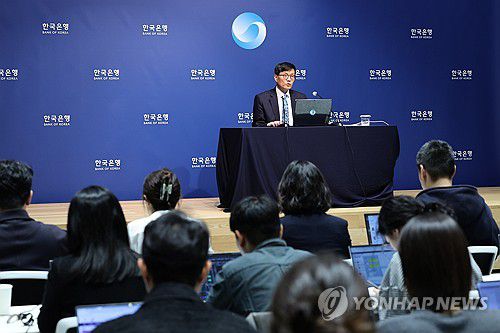 통화정책방향 기자간담회 하는 이창용 총재(서울=연합뉴스) 이창용 한국은행 총재가 17일 서울 중구 한국은행에서 열린 통화정책방향 기자간담회에서 발언하고 있다. 2025.4.17 [사진공동취재단] photo@yna.co.kr