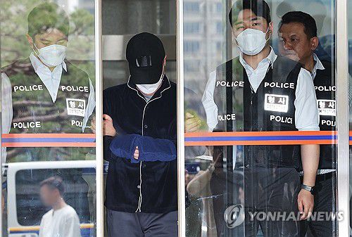 일가족 5명 살해한 50대 가장 영장심사(용인=연합뉴스) 홍기원 기자 = 부모와 처자식 등 일가족 5명을 살해해 살인 및 존속살인 혐의로 구속영장이 청구된 50대 가장 A씨가 17일 구속 전 피의자 심문(영장실질심사)에 출석하기 위해 경기도 용인동부경찰서 유치장에서 나오고 있다. 2025.4.17 xanadu@yna.co.kr