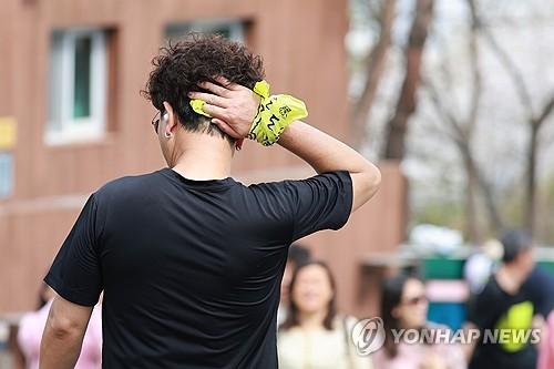 '덥다'(서울=연합뉴스) 신현우 기자 = 포근한 날씨를 보인 17일 서울 남산을 찾은 시민이 땀을 닦으며 하산하고 있다. 2025.4.17 nowwego@yna.co.kr