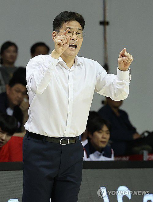 지시하는 조동현 감독(안양=연합뉴스) 서명곤 기자 = 17일 경기 안양정관장아레나에서 열린 2024-2025 KCC 프로농구 6강 PO 3차전 안양 정관장과 울산 현대모비스의 경기. 울산모비스 조동현 감독이 지시를 하고 있다.  2025.4.17 seephoto@yna.co.kr