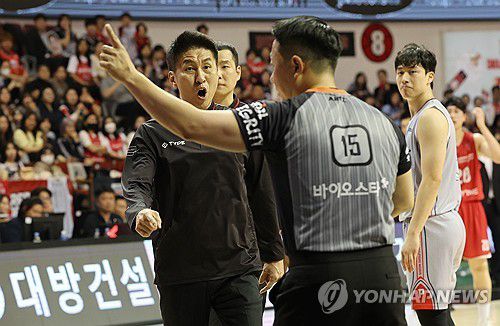 항의하는 김상식 감독(안양=연합뉴스) 서명곤 기자 = 17일 경기 안양정관장아레나에서 열린 2024-2025 KCC 프로농구 6강 PO 3차전 안양 정관장과 울산 현대모비스의 경기. 정관장 김상식 감독이 심판 판정에 항의하고 있다.  2025.4.17 seephoto@yna.co.kr