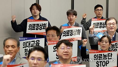 의협 대선기획본부 출범식  (서울=연합뉴스) 신현우 기자 = 13일 서울 용산구 의협회관에서 열린 대선기획본부 출범식에서 박단 대한전공의협의회 비상대책위원장(뒷줄 왼쪽)을 비롯한 참석자들이 구호를 외치고 있다. 2025.4.13     nowwego@yna.co.kr