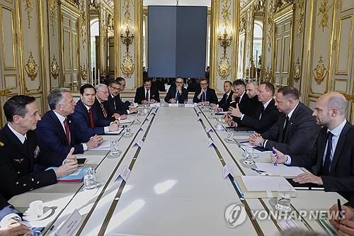 파리서 머리 맞댄 각국 대표단들(파리 AP=연합뉴스) 미국, 우크라이나, 프랑스, 영국, 독일 외교·안보 대표들이 17일(현지시간) 프랑스 엘리제궁에 모여 우크라이나 종전 협상 방안을 논의하고 있다. 2025.04.17.