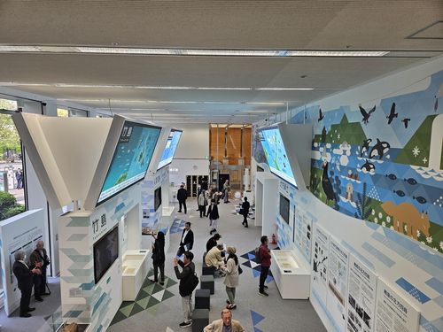 재개관한 '영토·주권 전시관' 내부 전경    (도쿄=연합뉴스) 일본 정부가 18일 도쿄 도심에서 시설을 강화해 재개관한 '영토·주권 전시관'의 내부 전경. 2025.4.18. evan@yna.co.kr