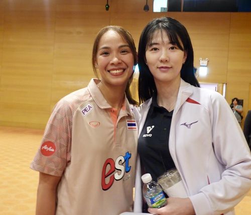 여자배구 올스타 슈퍼매치를 벌이는 강소휘(오른쪽)와 태국의 타나차[촬영 이동칠]