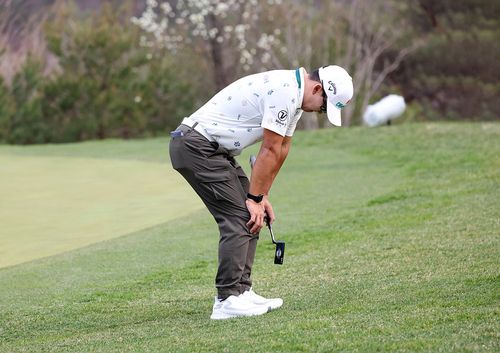 경기 도중 허리가 아파 고통스러워하는 김홍택.[KLPGA 제공. 재판매 및 DB 금지]