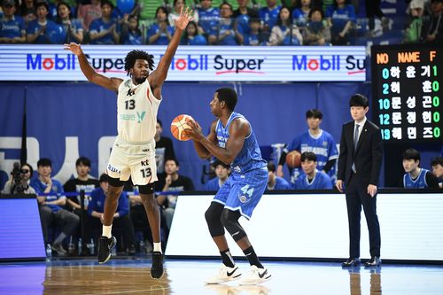 가스공사 니콜슨(오른쪽)과 수비하는 kt의 해먼즈[KBL 제공. 재판매 및 DB 금지]