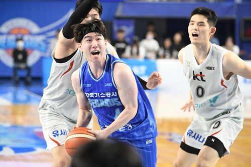 18일 kt와의 경기에서 돌파하는 김낙현[KBL 제공. 재판매 및 DB 금지]