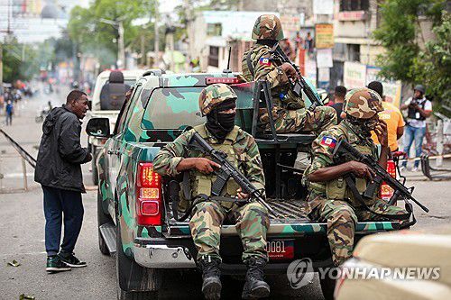 16일(현지시간) 포르토프랭스 순찰하는 아이티 장병[포르토프랭스 로이터=연합뉴스. 재판매 및 DB 금지]