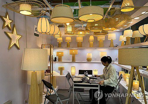 중국 '캔톤 페어'에 참가한 업체 부스 모습[로이터 연합뉴스 자료사진. 기사 내용과 직접적 관계없음]