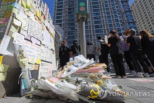 추모와 규탄의 목소리(서울=연합뉴스) 김도훈 기자 = 2022년 9월 19일 서울 중구 신당역 10번 출구 앞에서 열린 스토킹 범죄 피해에 대한 대응책 촉구 기자회견하는 참가자들 뒤로 시민들의 추모 메시지 및 꽃다발이 놓여 있다. [연합뉴스 자료사진] 2025.4.18.