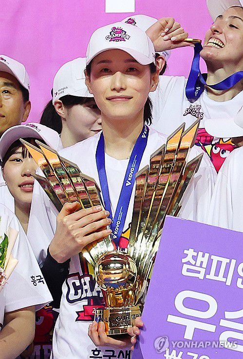 김연경 '트로피를 내 품 안에'(인천=연합뉴스) 김도훈 기자 = 8일 인천 삼산월드체육관에서 열린 프로배구 V리그 여자부 챔피언결정전 흥국생명과 정관장의 5차전 경기에서 승리하며 통합우승을 차지한 흥국생명 김연경이 트로피를 들고 기뻐하고 있다. 2025.4.8 superdoo82@yna.co.kr