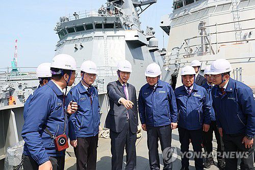 초계함 승선한 한덕수 권한대행(울산=연합뉴스) 한덕수 대통령 권한대행 국무총리가 16일 HD현대중공업 울산 조선소에서 초계함에 승선해 설명을 듣고 있다. 2025.4.16 [국무총리실 제공. 재판매 및 DB금지] photo@yna.co.kr