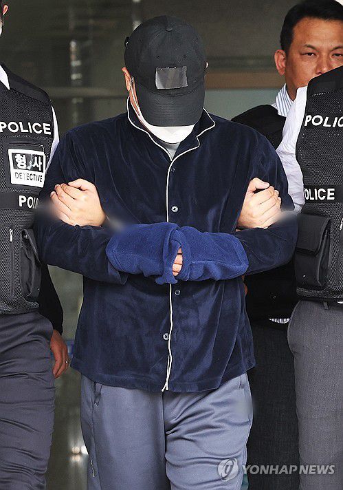 일가족 5명 살해한 50대 가장 영장심사(용인=연합뉴스) 홍기원 기자 = 부모와 처자식 등 일가족 5명을 살해해 살인 및 존속살인 혐의로 구속영장이 청구된 50대 가장 A씨가 17일 구속 전 피의자 심문(영장실질심사)에 출석하기 위해 경기도 용인동부경찰서 유치장에서 나오고 있다. 2025.4.17 xanadu@yna.co.kr