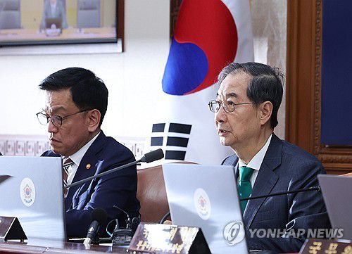 발언하는 한덕수 권한대행(서울=연합뉴스) 한상균 기자 = 한덕수 대통령 권한대행 국무총리가 18일 정부서울청사에서 열린 국무회의에서 발언하고 있다. 2025.4.18 [대통령실통신사진기자단] xyz@yna.co.kr