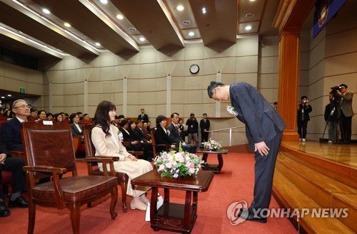인사하는 문형배 헌재 소장 권한대행(서울=연합뉴스) 김인철 기자 = 문형배 헌법재판소장 권한대행이 18일 서울 종로구 헌법재판소에서 열린 퇴임식에서 인사하고 있다. 2025.4.18 yatoya@yna.co.kr