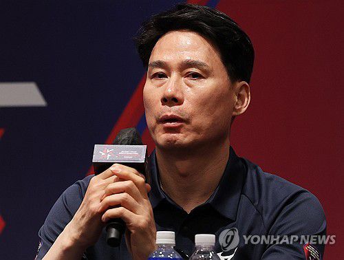 질문에 답하는 강성형 감독(화성=연합뉴스) 홍기원 기자 = 18일 경기도 화성시 롤링힐스 호텔에서 열린 '2025 한국ㆍ태국 여자배구 올스타 슈퍼매치' 미디어데이에서 한국 강성형 감독이 질문에 답하고 있다. 2025.4.18 xanadu@yna.co.kr