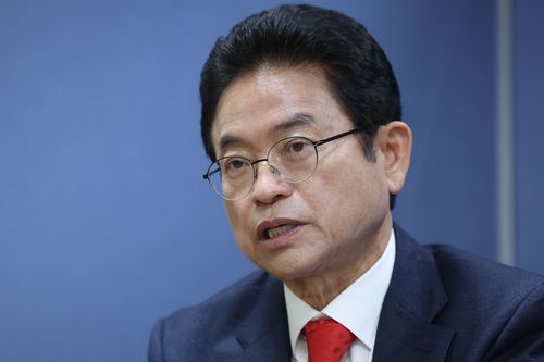 인터뷰하는 이철우 경북지사(서울=연합뉴스) 김주성 기자 = 국민의힘 대선 경선에 출마한 이철우 경북지사가 서울 여의도 캠프 사무실에서 연합뉴스와 인터뷰하고 있다. 2025.4.19     utzza@yna.co.kr (끝)