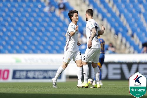 K리그 데뷔골을 터트린 후 세리머니 하는 강원 신민하(왼쪽).[한국프로축구연맹 제공. 재판매 및 DB 금지]