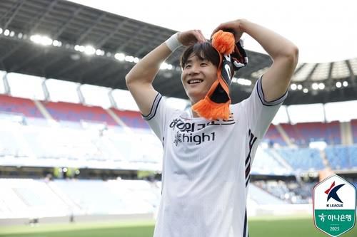 울산전에서 결승골로 강원의 승리를 이끈 신민하의 경기 후 세리머니 모습.[한국프로축구연맹 제공. 재판매 및 DB 금지]