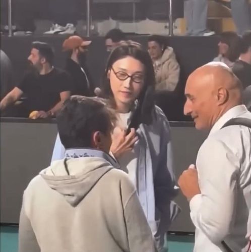 아본단자 페네르바체 감독(오른쪽)과 대화하는 김연경(중앙)[튀르키예 현지 방송 화면 캡처. 재판매 및 DB 금지]