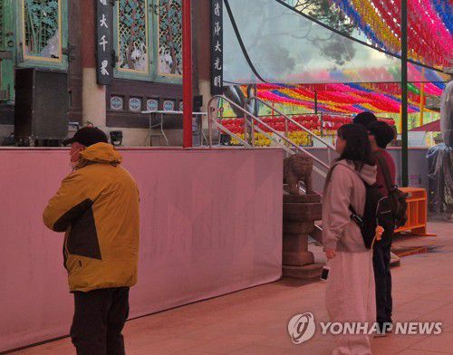 조계사를 찾은 젊은이들(서울=연합뉴스) 이승연 기자 = 지난 15일 서울 종로구 조계사를 찾은 청년들의 모습. 2024.4.19