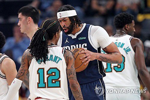 머랜트(12)와 데이비스[AFP=연합뉴스]