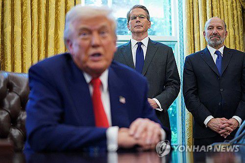 도널드 트럼프 대통령 뒤에 선 하워드 러트닉(우측), 스콧 베센트(좌측) 장관[로이터 연합뉴스 자료사진]