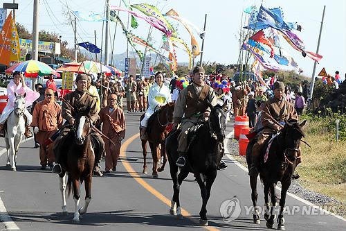 탐라국 건국 삼을나의 신부 맞이(제주=연합뉴스) 2011년 10월 7일 제주도 서귀포시 온평리 해안에서 탐라(耽羅)국을 세운 고(高).양(梁).부(夫) 삼을나(三乙那)가 벽랑국의 세 공주를 만나 말을 타고 혼인지로 이동하는 모습이 재현됐다. [연합뉴스 자료사진]