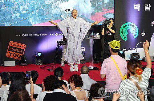 "부처핸썹"(부산=연합뉴스) 강선배 기자 = 지난해 8월 8일 오후 벡스코에서 '2024부산국제불교박람회'의 공식 홍보대사이자 '힙한 불교'의 메신저 뉴진스님(개그맨 윤성호)의 불경 EDM 디제잉 파티가 열리고 있다. [연합뉴스 자료사진] 2025.4.19 sbkang@yna.co.kr
