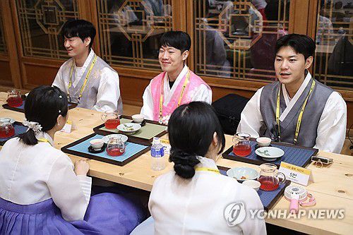 양양 낙산사서 만난 견우와 직녀(양양=연합뉴스) 류호준 기자 = 대한불교 조계종 사회복지재단이 주최한 '나는 절로, 낙산사' 참가자들이 지난해 8월 9일 강원 양양군 낙산사에서 이야기를 나누고 있다. [연합뉴스 자료사진] 2025.4.19 ryu@yna.co.kr