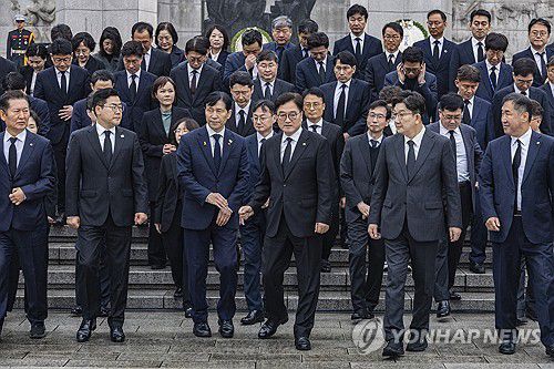 국회의장, 원내교섭단체 대표 등 국회 관계자들 4·19 민주묘지 찾아 참배(서울=연합뉴스) 황광모 기자 = 우원식 국회의장과 원내 교섭단체 대표, 국회 사무처 관계자들이 19일 오전 제65주년 4·19혁명 기념일을 맞이해 서울 강북구 국립 4·19민주묘지를 찾아 참배를 마친 뒤 기념 촬영한 뒤 이동하고 있다. 2025.4.19 hkmpooh@yna.co.kr