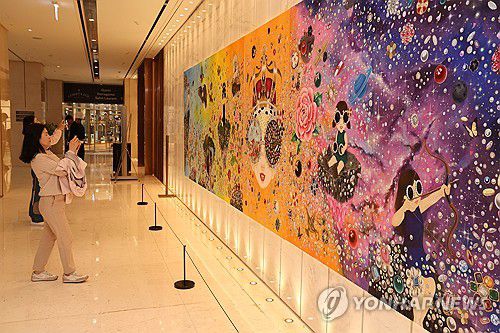 신화월드서 열린 김지희 개인전(서귀포=연합뉴스) 박지호 기자 = 19일 오후 제주 서귀포시 안덕면 제주신화월드 내 메리어트 리조트에서 더갤러리 첫 전시로 김지희 작가의 'INTO THE ISLAND' 개인전이 열리고 있다. 2025.4.19 jihopark@yna.co.kr