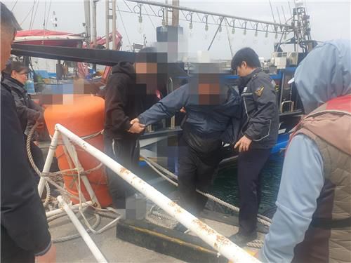 낚시어선서 추락한 70대 구조하는 강릉해경[강릉해경 제공. 재판매 및 DB 금지]