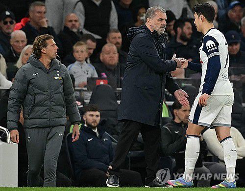 손흥민과 악수하는 안지 포스테코글루 감독[AFP=연합뉴스]