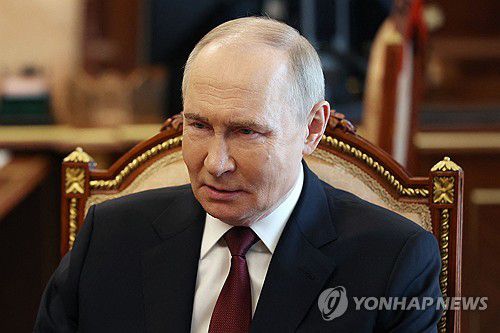 푸틴 대통령(모스크바 AFP=연합뉴스) 블라디미르 푸틴 러시아 대통령이 19일(현지시간) 크렘린궁에서 발레리 게라시모프 러시아군 총창모장과 면담하고 있다. 2025.04.19 photo@yna.co.kr [크렘린풀 제공. 재판매 및 DB 금지]