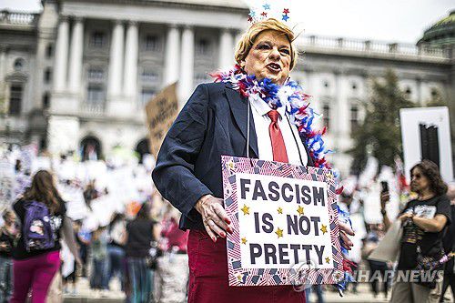 펜실베이니아주 의사당 앞 시위대[AP=연합뉴스 자료사진. 재판매 및 DB 금지]