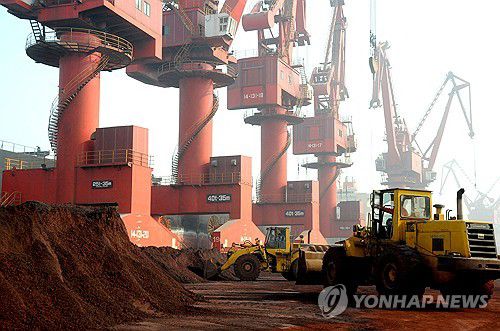 중국 장쑤성 롄윈강 항으로 옮겨지는 희토류 토양[로이터 연합뉴스 자료사진 재판매 및 DB 금지]