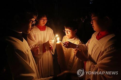 파스카 성야 미사 '빛의 예식'(서울=연합뉴스) 김주성 기자 = 부활절을 하루 앞둔 2024년 3월 30일 밤 서울 중구 명동대성당에서 정순택 대주교 집전으로 열린 '파스카 성야 미사'에서 '빛의 예식'이 거행되고 있다. [연합뉴스 자료사진]