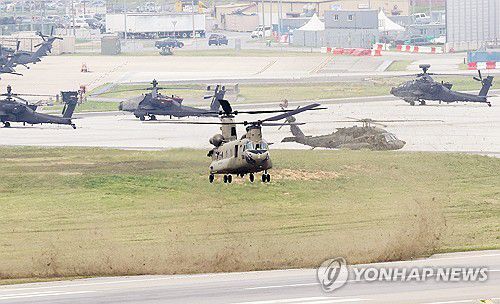 주한미군 기지의 헬리콥터들세계 최대 규모의 미 육군 기지인 경기도 평택시 캠프 험프리스에서 치누크(CH-47) 헬기 [연합뉴스 자료사진]