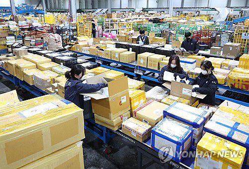 쌓여있는 직구물품(영종도=연합뉴스) 이지은 기자 = 블랙프라이데이를 앞두고 20일 인천시 중구 인천공항본부세관 특송물류센터에서 관계자들이 직구 물품을 살펴보고 있다. 2024.11.20 jieunlee@yna.co.kr