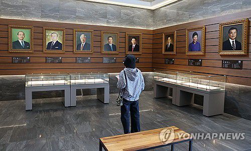 대통령 기록 전시관(세종=연합뉴스) 배재만 기자 = 윤석열 전 대통령 파면에 따라 현 정부의 대통령기록물 이관을 위한 현장 점검이 시작됐다. 10일 세종시 대통령기록관 내 대통령기록 전시관 모습. 2025.4.10 scoop@yna.co.kr