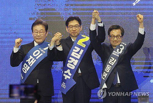 영남권 합동연설회서 인사하는 민주당 대선 경선 후보들(울산=연합뉴스) 김용태 기자 = 더불어민주당 대선 경선 후보들이 20일 울산시 울주군 울산전시컨벤션센터에서 열린 '제21대 대통령선거 후보자 선출을 위한 영남권 합동연설회'에서 당원들에게 인사하고 있다. 2025.4.20 yongtae@yna.co.kr