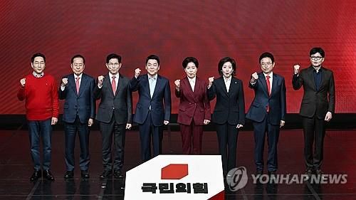 국민의힘 1차 경선 후보들    (서울=연합뉴스) 18일 서울 강서구 ASSA아트홀에서 열린 '제21대 대통령후보자 국민의힘 1차 경선 후보자 비전대회' 에 참석한 후보들이 기념촬영 하고 있다. 왼쪽부터 유정복, 홍준표, 김문수, 안철수, 양향자, 나경원, 이철우, 한동훈 후보. 2025.4.18 [국회사진기자단]