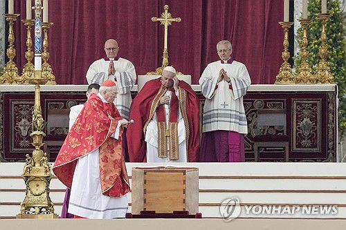2023년 1월 베네딕토 16세 장례 당시의 프란치스코 교황[AP 연합뉴스 자료사진]