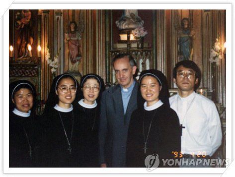한국인 수녀들과 함께 한 젊은 시절(서울=연합뉴스) 프란치스코 교황이 아르헨티나 주교 시절인 1993년 현지 병원에 파견된 한국 수녀들과 함께 찍은 기념 사진. [교황 방한준비위 제공=자료사진]