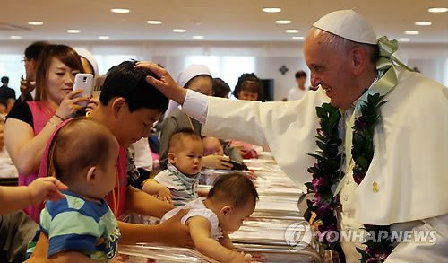 <교황방한> 꽃동네로 간 교황(음성 사진공동취재단 = 연합뉴스) 프란치스코 교황이 16일 충북 음성군 꽃동네 희망의 집을 방문 해 어린이들에게 인사하고 있다. 2014.8.16 photo@yna.co.kr