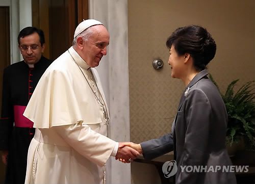 (로마=연합뉴스) 이정훈 기자 = 2014년 10월 17일(현지시간) 프란치스코 교황이 박근혜 당시 대통령과 바티칸 교황청에서 악수하고 있다. [자료사진]