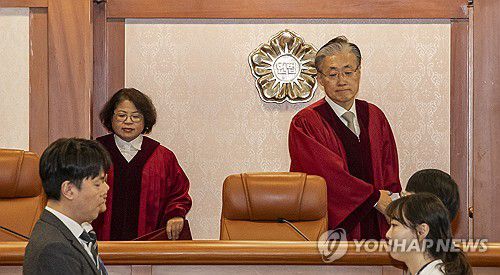 입장하는 김형두 헌법재판관(오른쪽)[연합뉴스 자료사진]