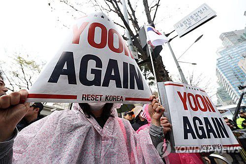 윤석열 응원하는 지지자들(서울=연합뉴스) 김도훈 기자 = 내란 우두머리 혐의로 기소된 윤석열 전 대통령의 첫 형사재판이 열린 14일 서울 서초구 서울중앙지방법원 앞에서 윤 전 대통령 지지자들이 구호가 적힌 피켓을 들고 서 있다. 2025.4.14 superdoo82@yna.co.kr